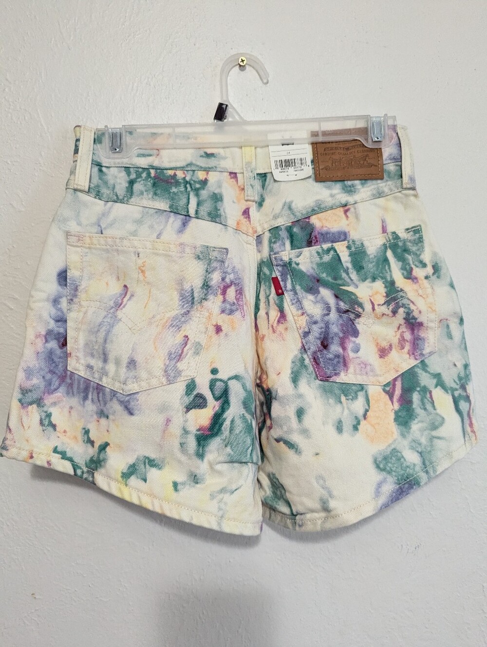 NWT Levi's Women's 80's Mom Watercolor World Shorts Size 24 - Picture 5 of 6